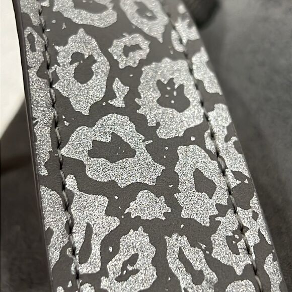 Spenco Orthotic Thong Sandals in Grey Shimmer Cheetah Print 9.5 - Picture 3 of 15